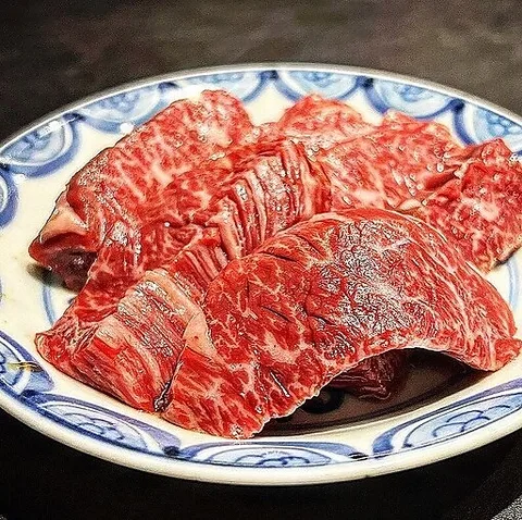 皿に盛られた新鮮な和牛ハラミ