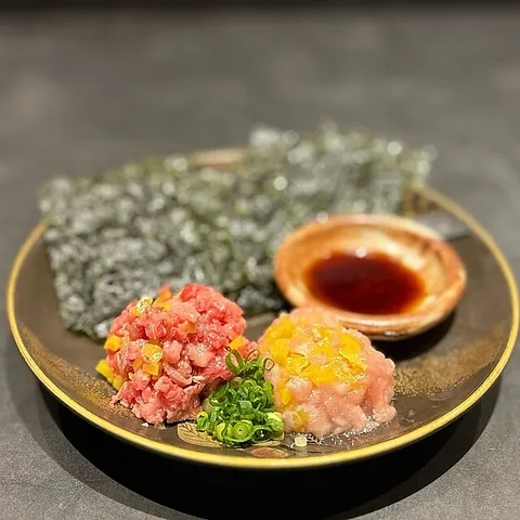 薬味とともに盛り付けた和牛ユッケ